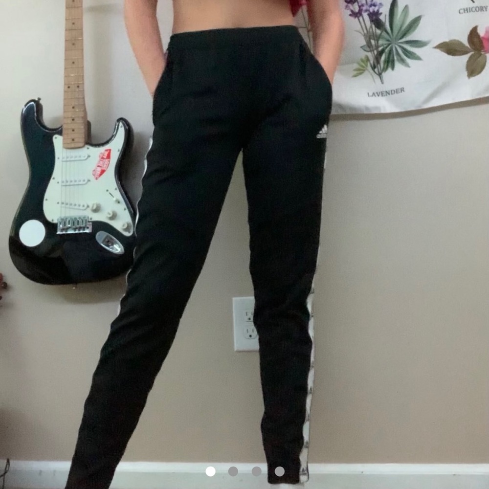 Adidas track pants size small💘